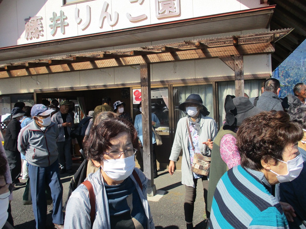 11月　研修旅行『徳佐りんご狩り・船方農場』の画像2