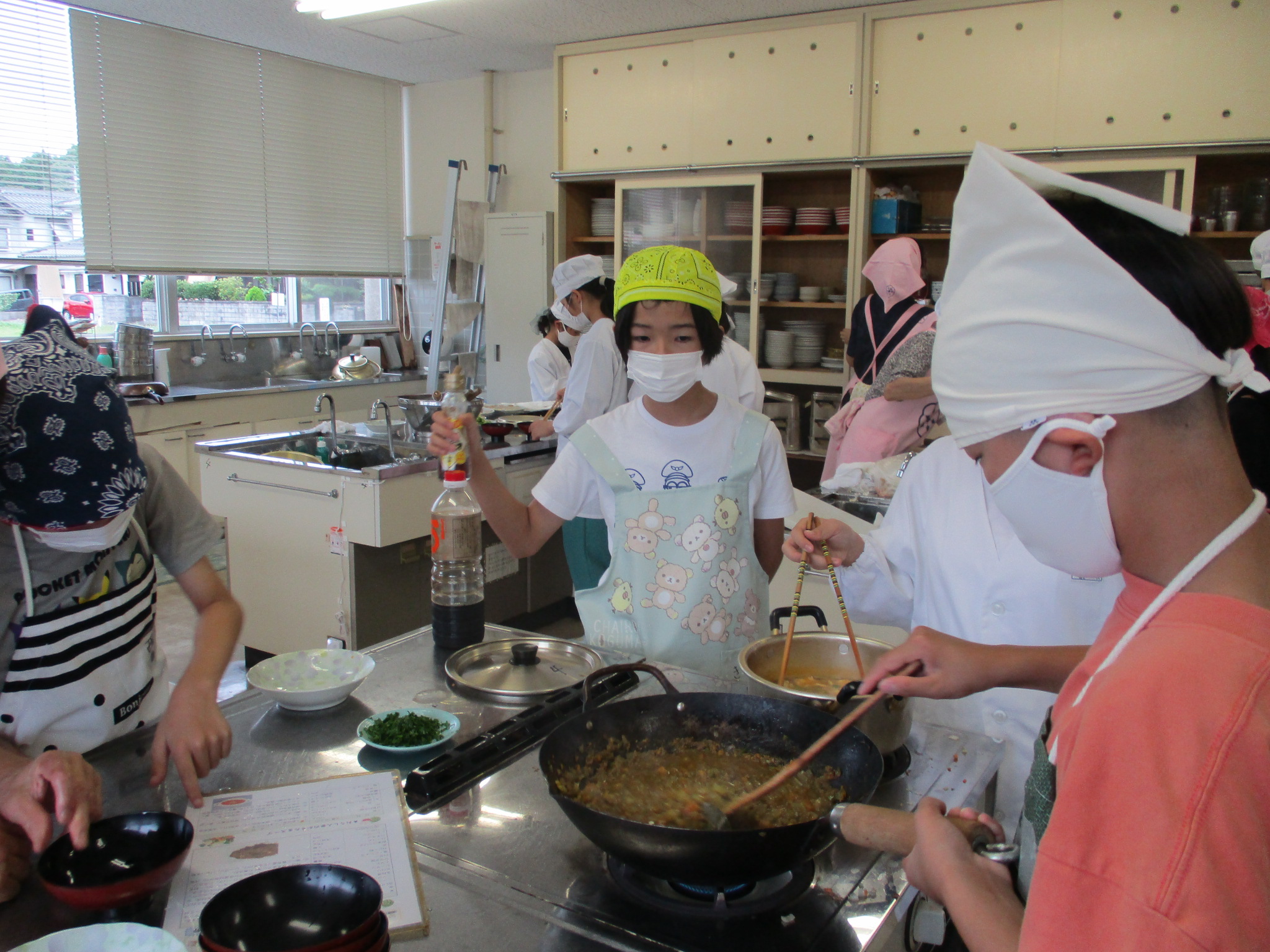 6人分のレシピなので大きなフライパンでカレーを調理の画像