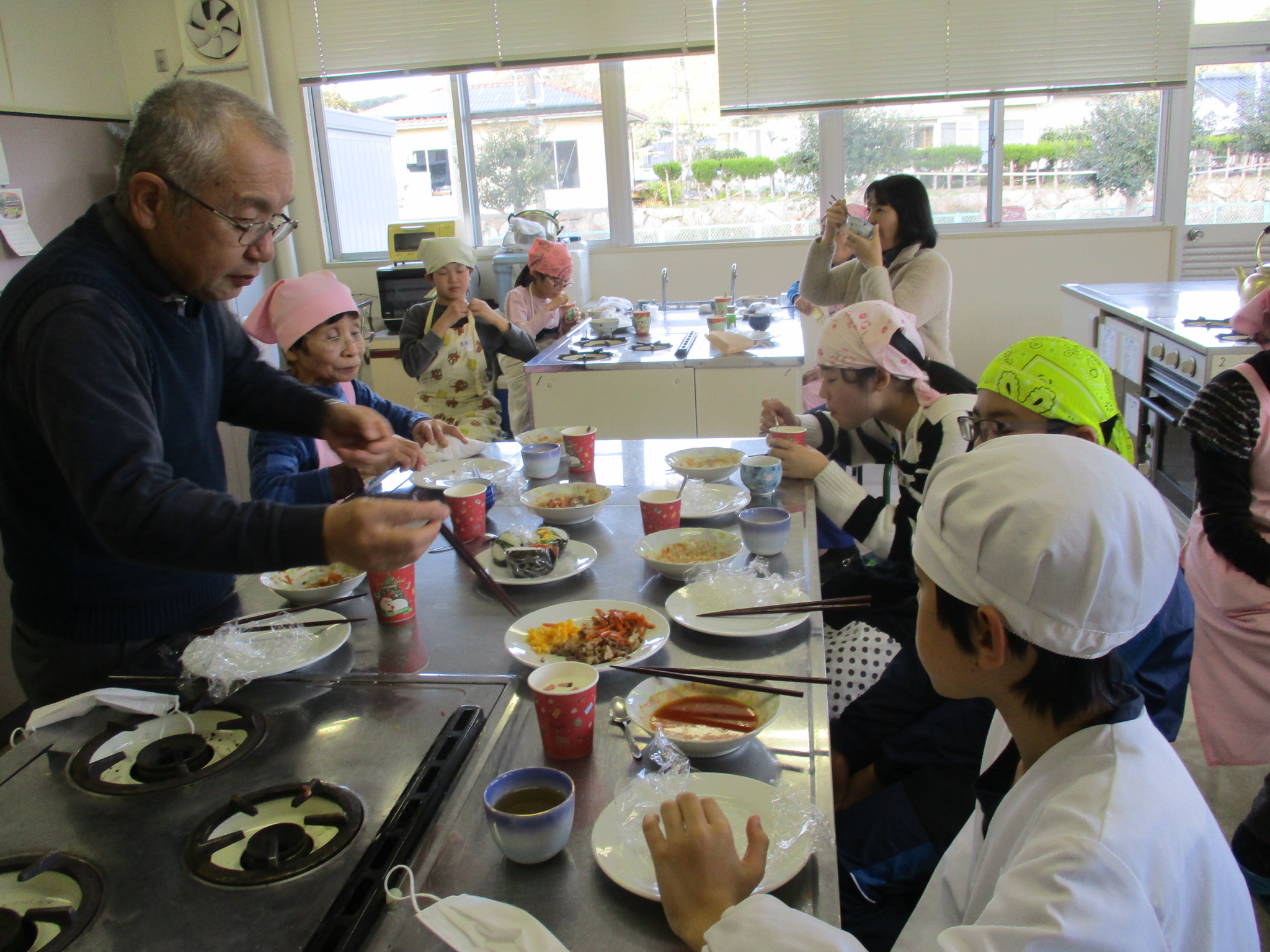 完成した料理をみんなで楽しく食べましたの画像