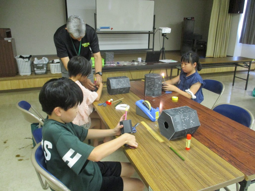 土台の六角柱も同様に作り、電球を取り付けますの画像