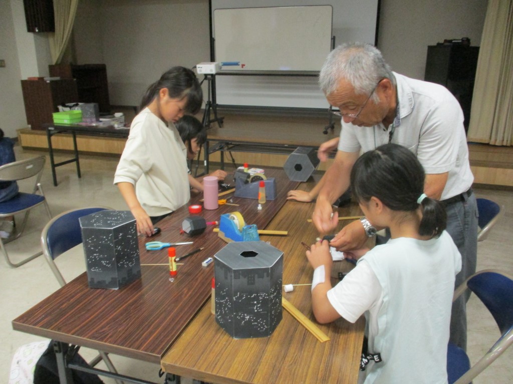 電球とソケットをつなげ、乾電池を入れて完成させましたの画像