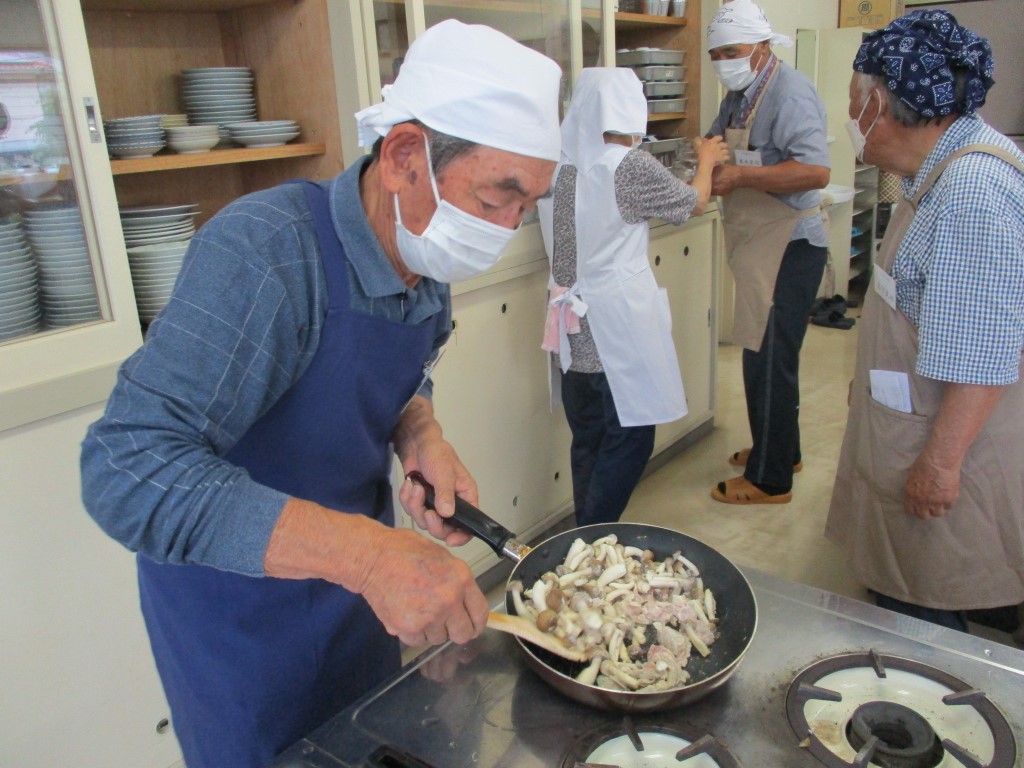 「新じゃがとそら豆のマヨソテー」作りでフライパンでこんがり焼くと、香ばしい匂いで食欲をそそりますの画像