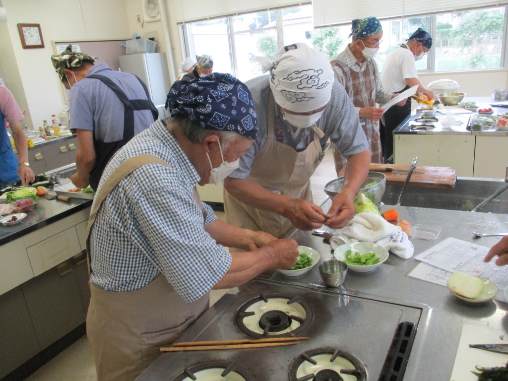 「新もの野菜スープ」のわかめを湯にくぐらせ一口大に切り、レタスを手でちぎりますの画像
