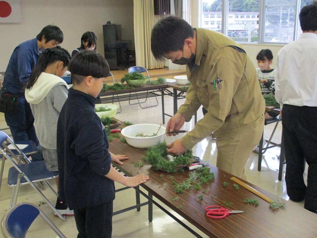 出来上がったリース本体にクリスマスの可愛い飾りを飾り付け。の画像