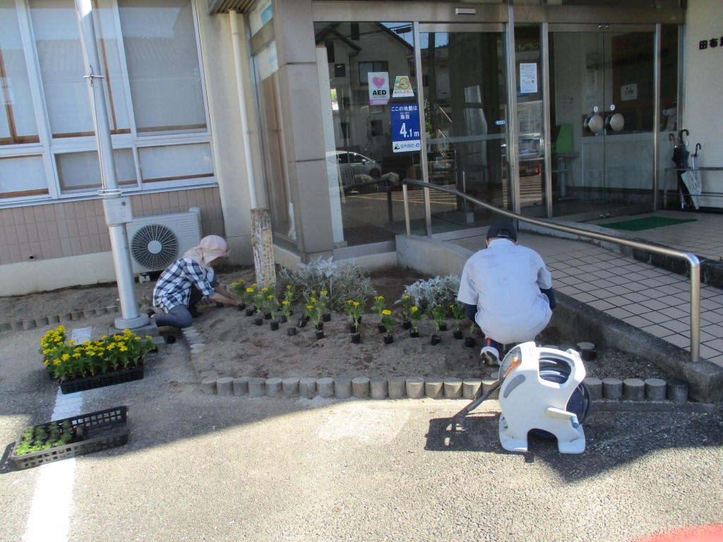 玄関正面の花壇の画像