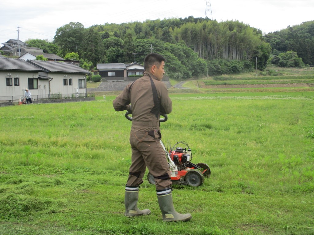 東小校長先生も自前の草刈り機での画像