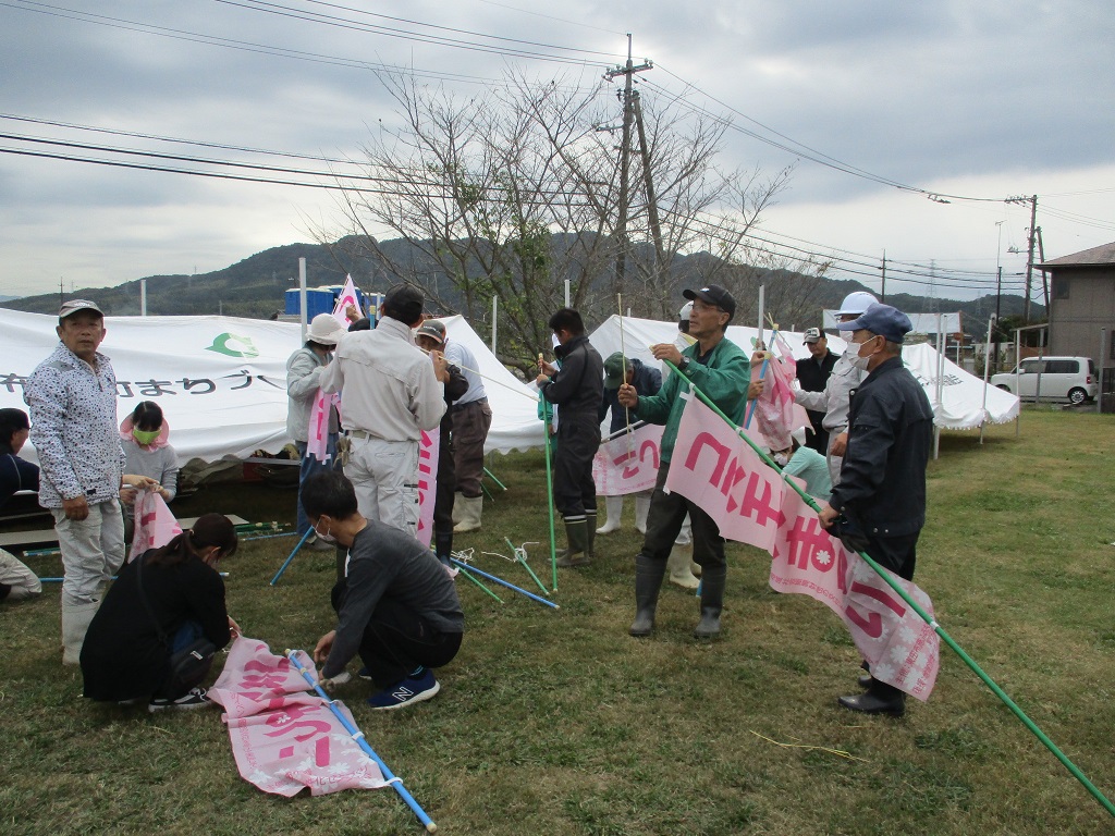 会場内ののぼり旗を設置の画像