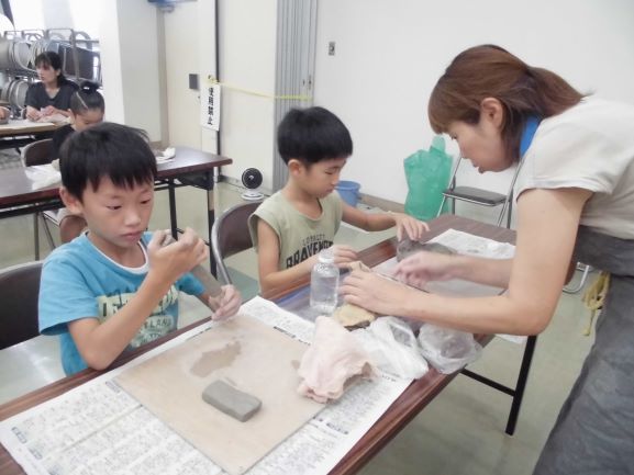 真剣に剣作りに打ち込んでいる男子の画像