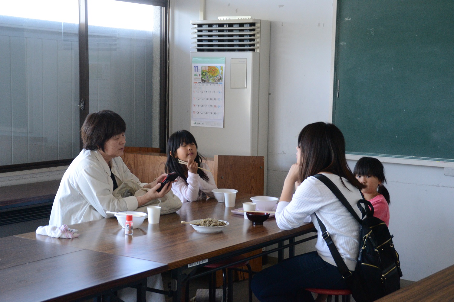 うどん食べてる様子写真