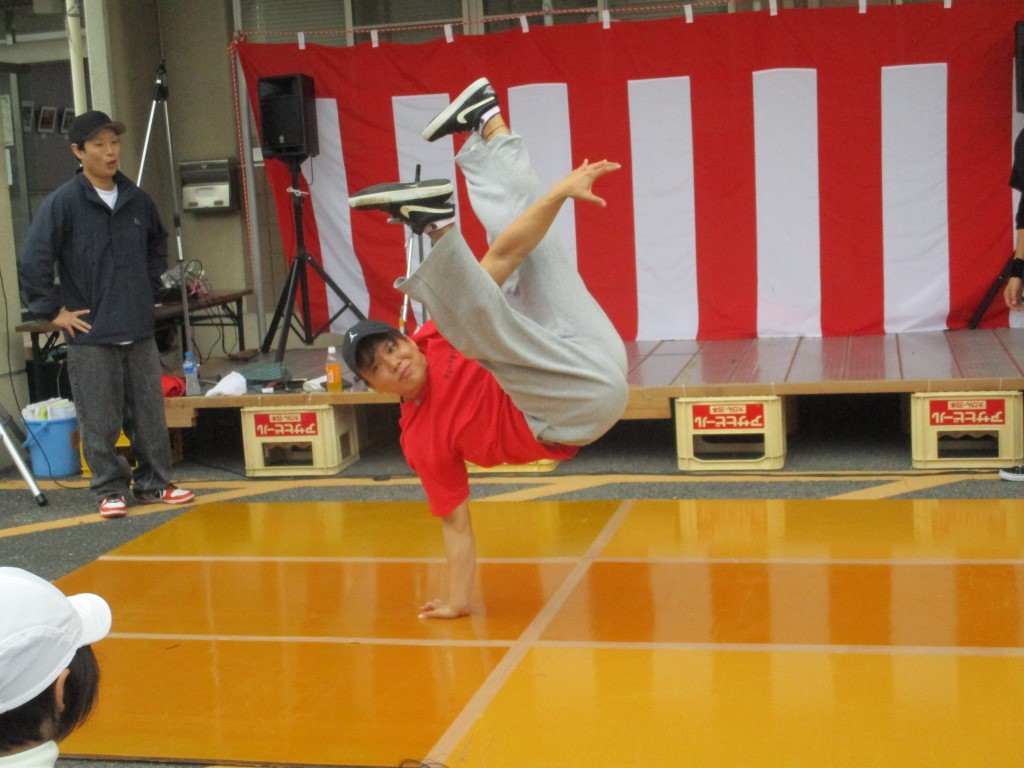 「ブレイクダンス」 ヒップホップの曲にあわせ即興でオの画像
