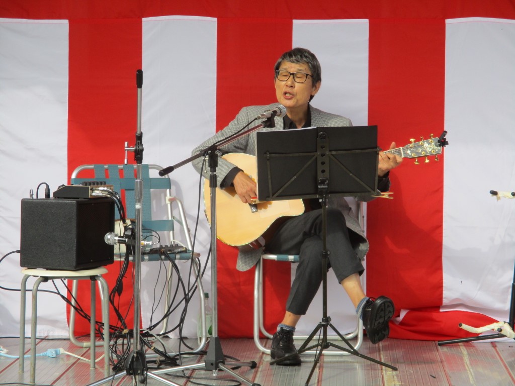 懐かしの曲を披露の画像