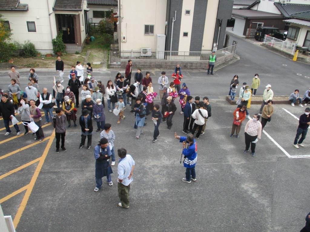 ぞくぞくと人が集まってきましたの画像