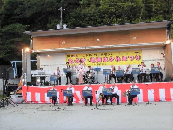 カルチェラタンエキスプレスによる演奏。の画像1