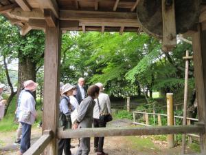 産湯の井戸の前