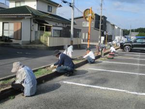 7月6日　公民館花壇花苗植付け1