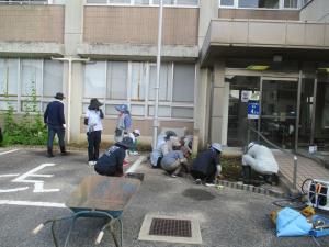 7月6日　公民館花壇花苗植付け2