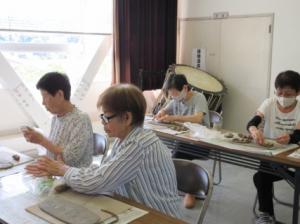 プレート造りに取り組んでいる様子