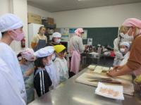 説明を聞いている様子