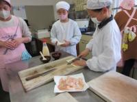 エビ入りパイ作りの様子