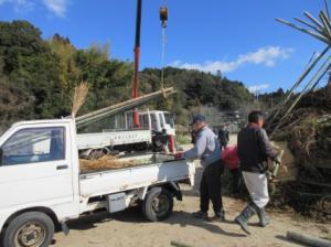 クレーン車で竹を持ち上げている様子