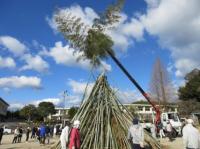 仕上げの竹を持ち上げている様子