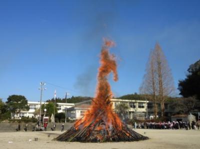 燃え上がるどんどの様子