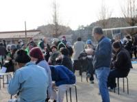 豚汁を食べている様子