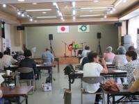 ギターの奏でる歌声を聴いている様子