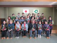 お正月のアレンジメントを手に記念写真