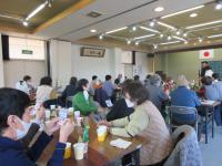 ビンゴゲームを楽しんでいる様子