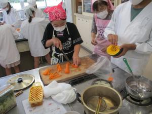 「かぼちゃのマヨネーズソース」の種ワタをとって調理の画像