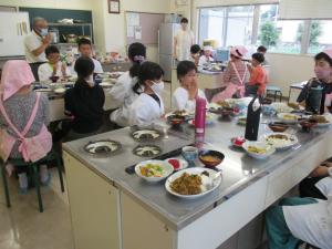 完成した料理をみんなで楽しく食べましたの画像