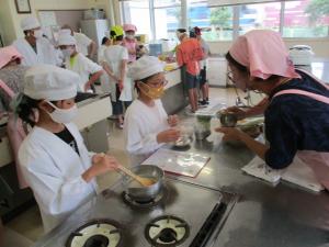 赤しその「ルビー寒天」の調理の画像