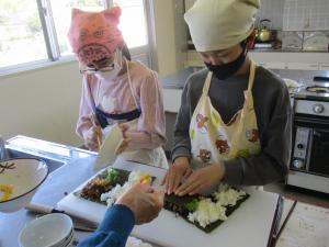 「おにぎらず」の具材を乗せてのりを折りたたむのが一苦労の画像