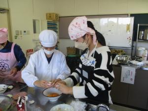 卵白と卵黄に分けるのも初挑戦の画像