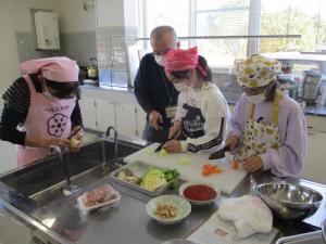 「おにぎらず」の3種類の具材をしたごしらえの画像