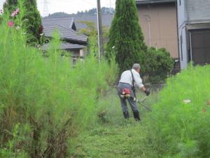 9月28日　どんどん伸びる草を草刈り