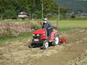 10月26日　さつまいも畑トラクター耕起