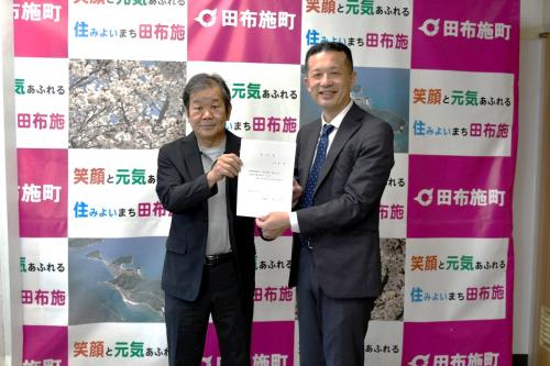 協力隊員と町長の画像
