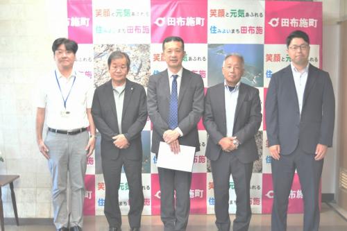 協力隊員と町長等5人の画像