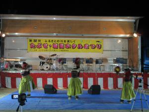 三人によるフラダンス
